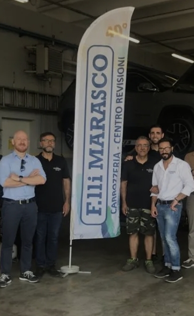 Foto di gruppo con il sindaco di Fagnano Olona in officina per il 40° anniversario di F.lli Marasco